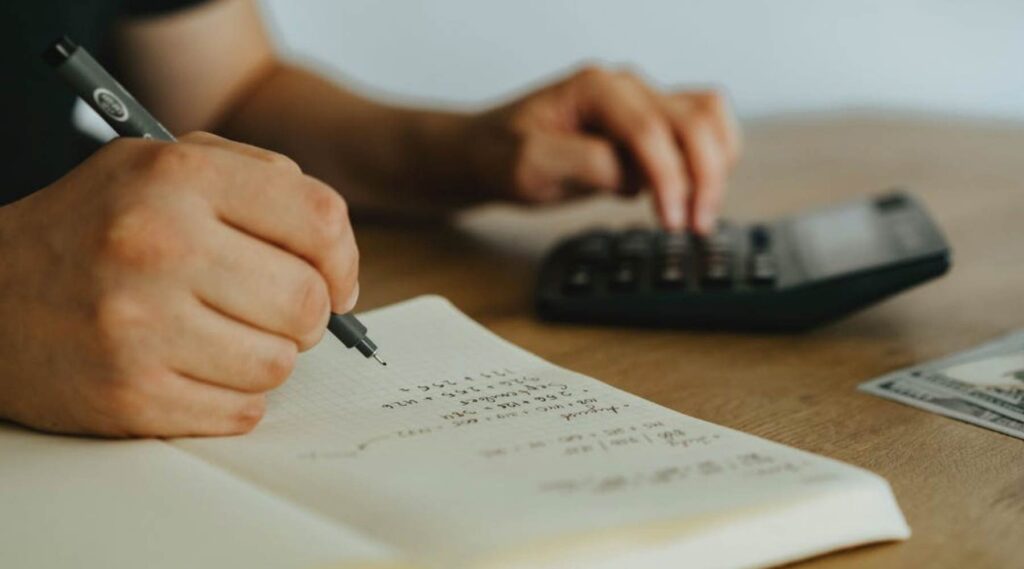 Person der bogfører virksomhedens regnskaber.