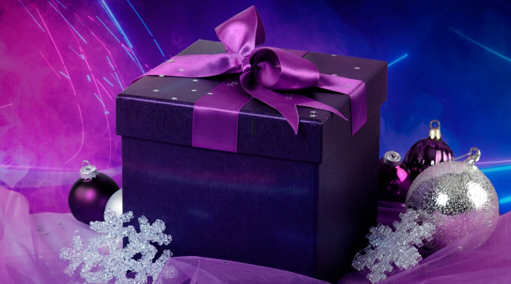 Indpakket gave i julestemning.