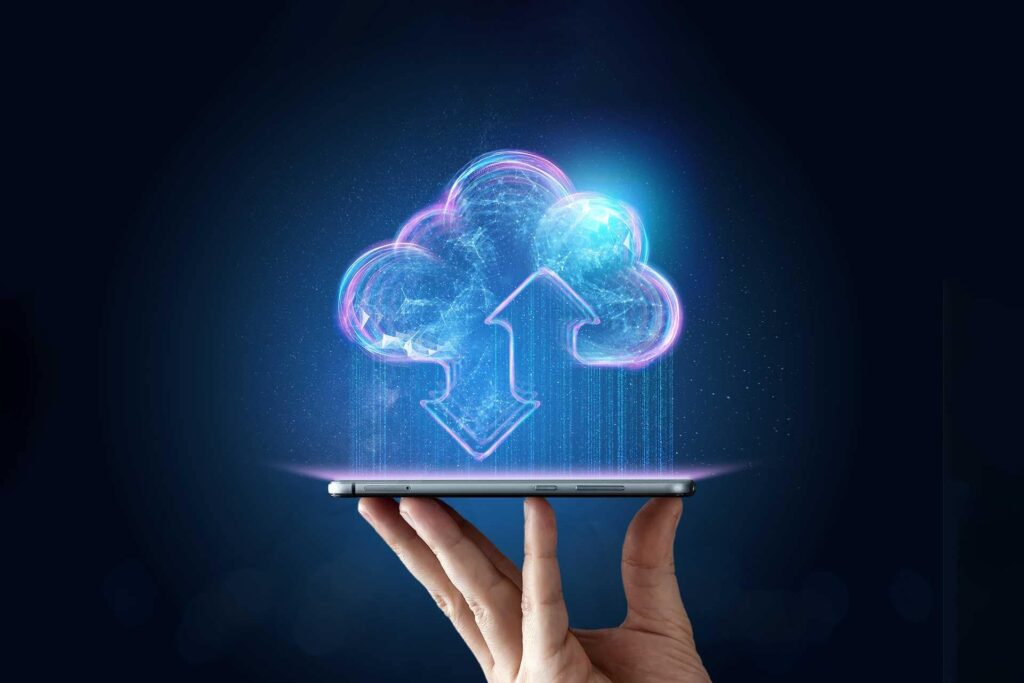 Hånd der holder en mobil med api sky over.