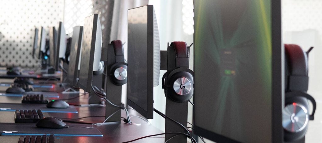 Gamer pc'er og skærme med headsets hos Astralis.