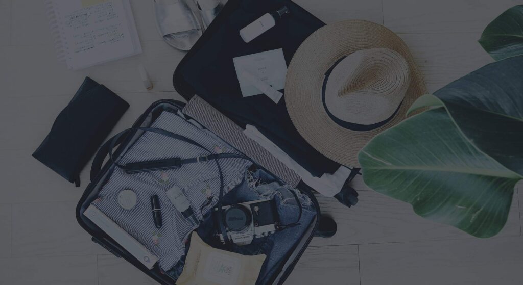 Tøj lagt frem til at pakke og med på ferie.