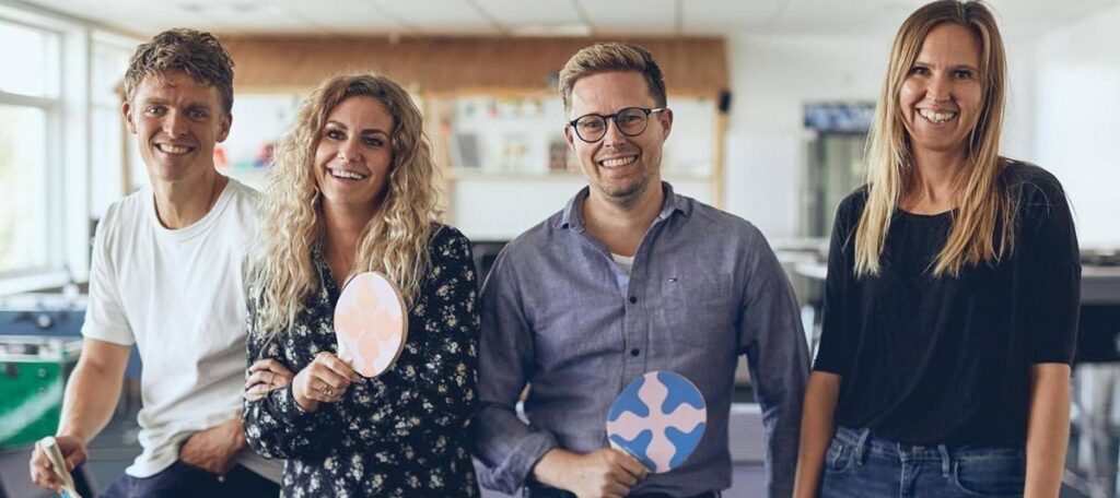 Kontor med mennesker der er glade.