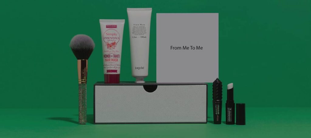 Skønhedsprodukter fra Goodiebox på grøn baggrund.