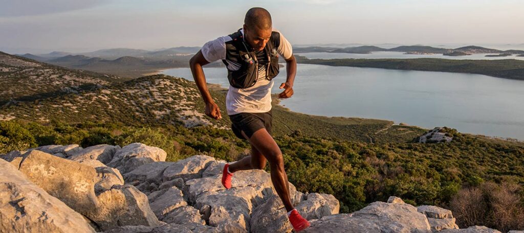 Mand der løber hen over sten - motion.