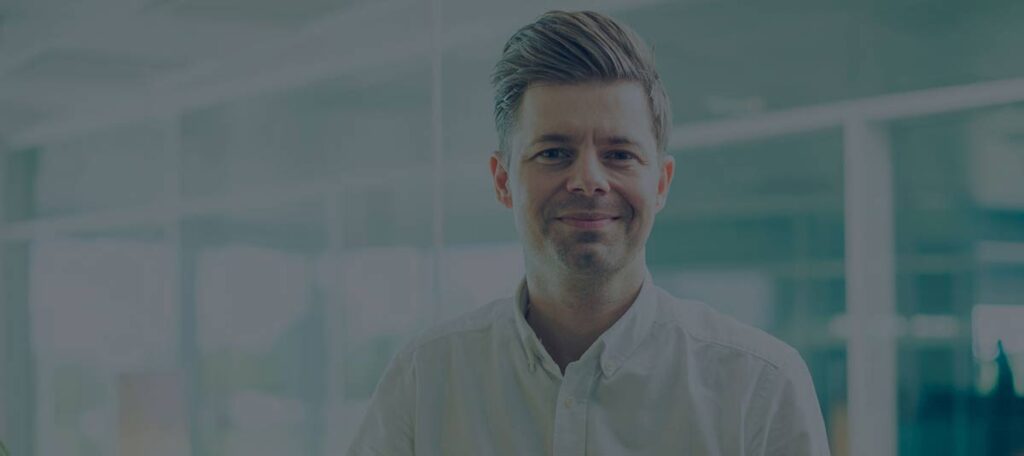 Person på team.blue kontoret.