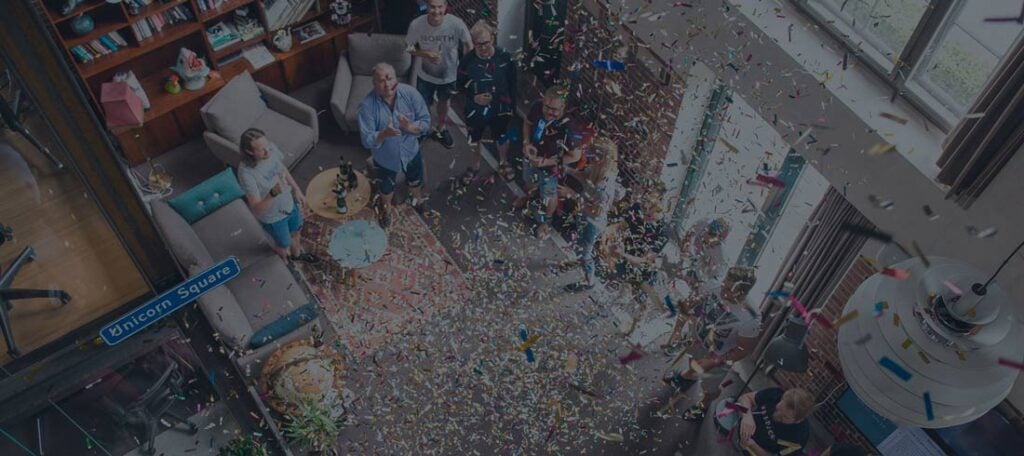 Kontor med konfetti og glade mennesker.