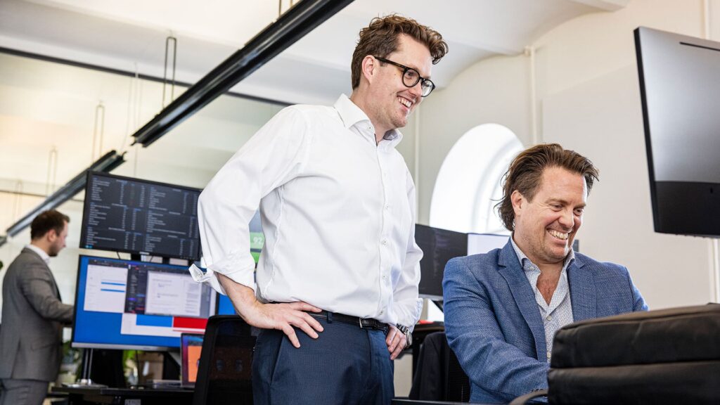 GatewayAPI kontor med 2 personer foran en skærm.