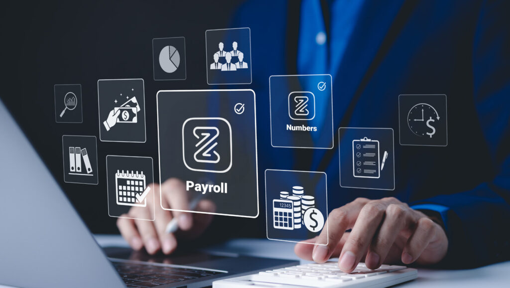 Person der sidder foran sin computer og afstemmer sit regnskab.