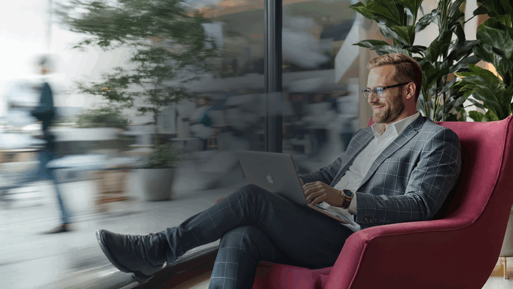 Mand i stol sidder og indberetter moms indenfor fristen med Zenegy.