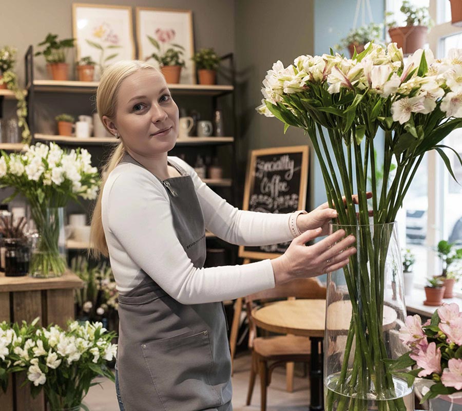 Zenegy-kunde-min Kvinde i blomsterbutik.