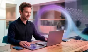 Mand med computer